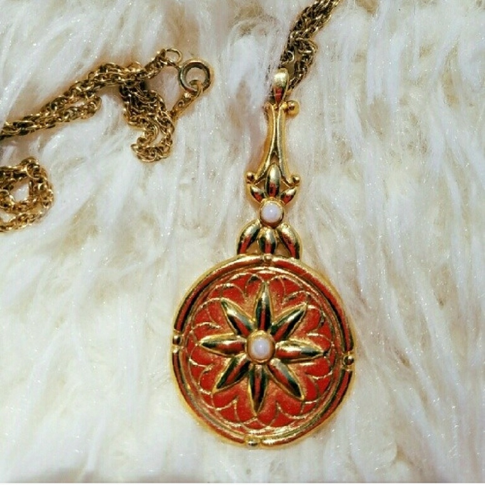 Vintage pearl hand mirror necklace - Picture 3 of 3